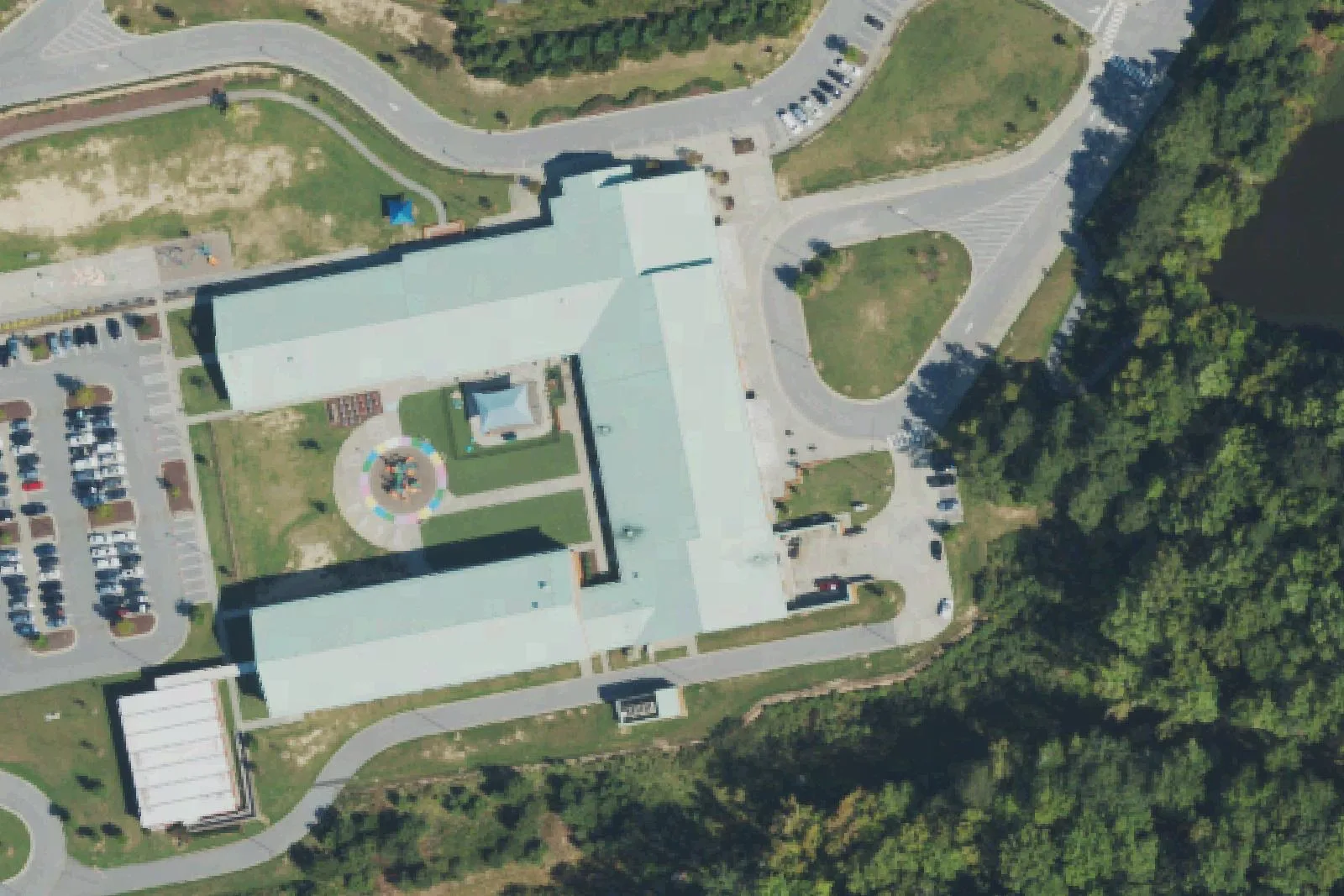 Scotts Ridge Elementary School and its courtyard on Apex Barbecue Road in Apex, seen from the air